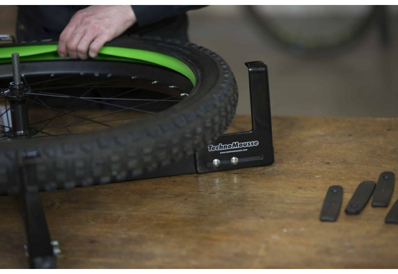 TECHNOMOUSSE GREEN CONSTRICTOR